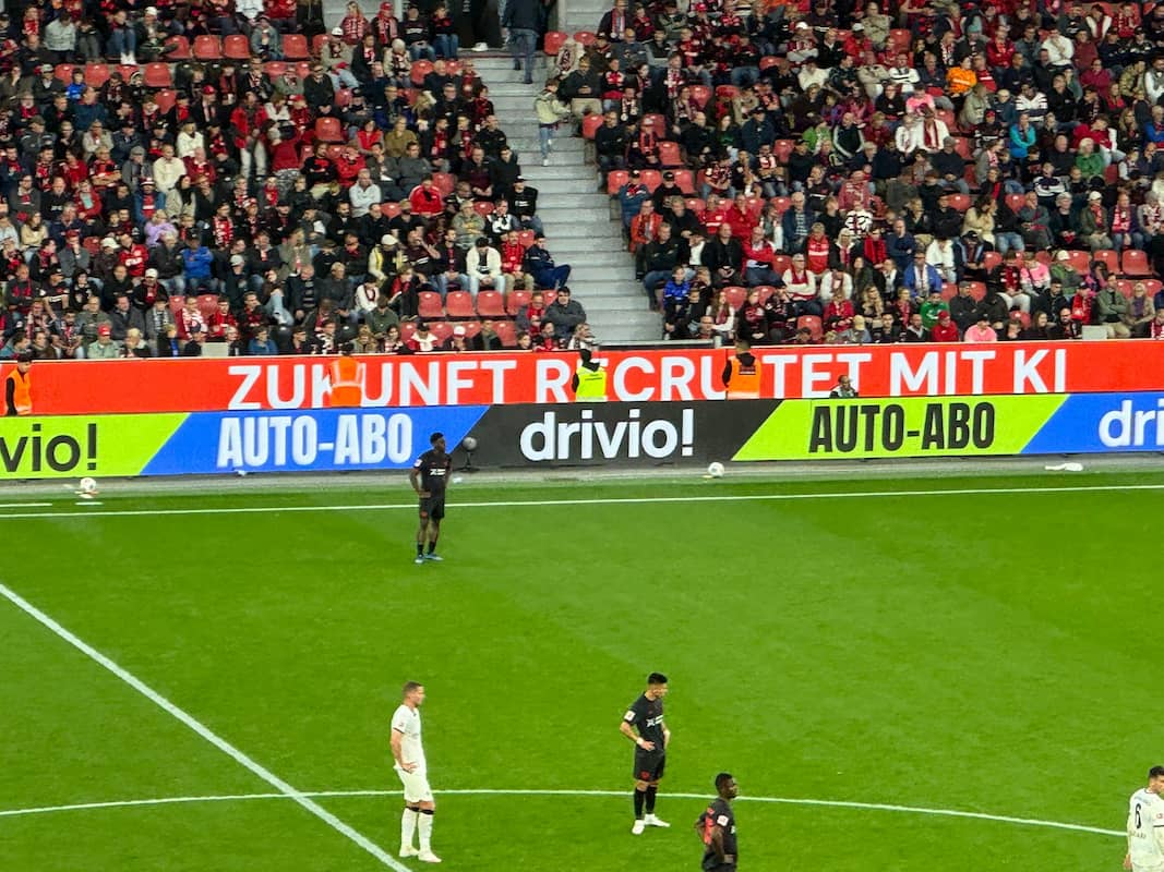 SocialMediaRecruiting.com-Bandenwerbung beim Spiel von Bayer 04 Leverkusen
