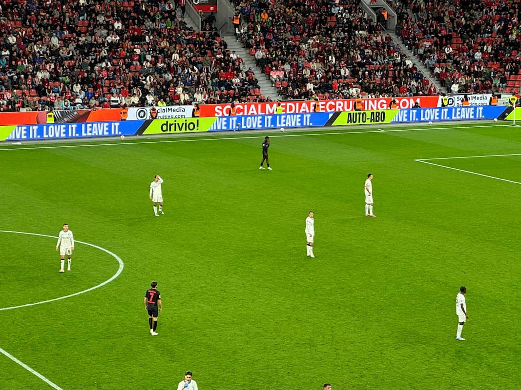 SocialMediaRecruiting.com-Bandenwerbung beim Spiel von Bayer 04 Leverkusen