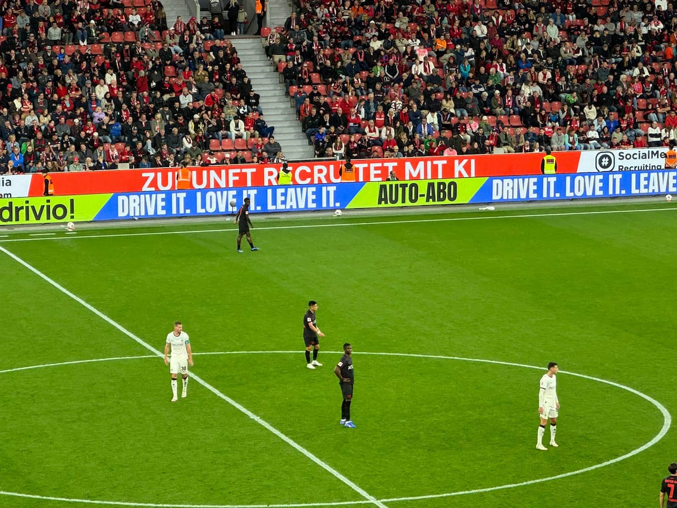 SocialMediaRecruiting.com-Bandenwerbung beim Spiel von Bayer 04 Leverkusen